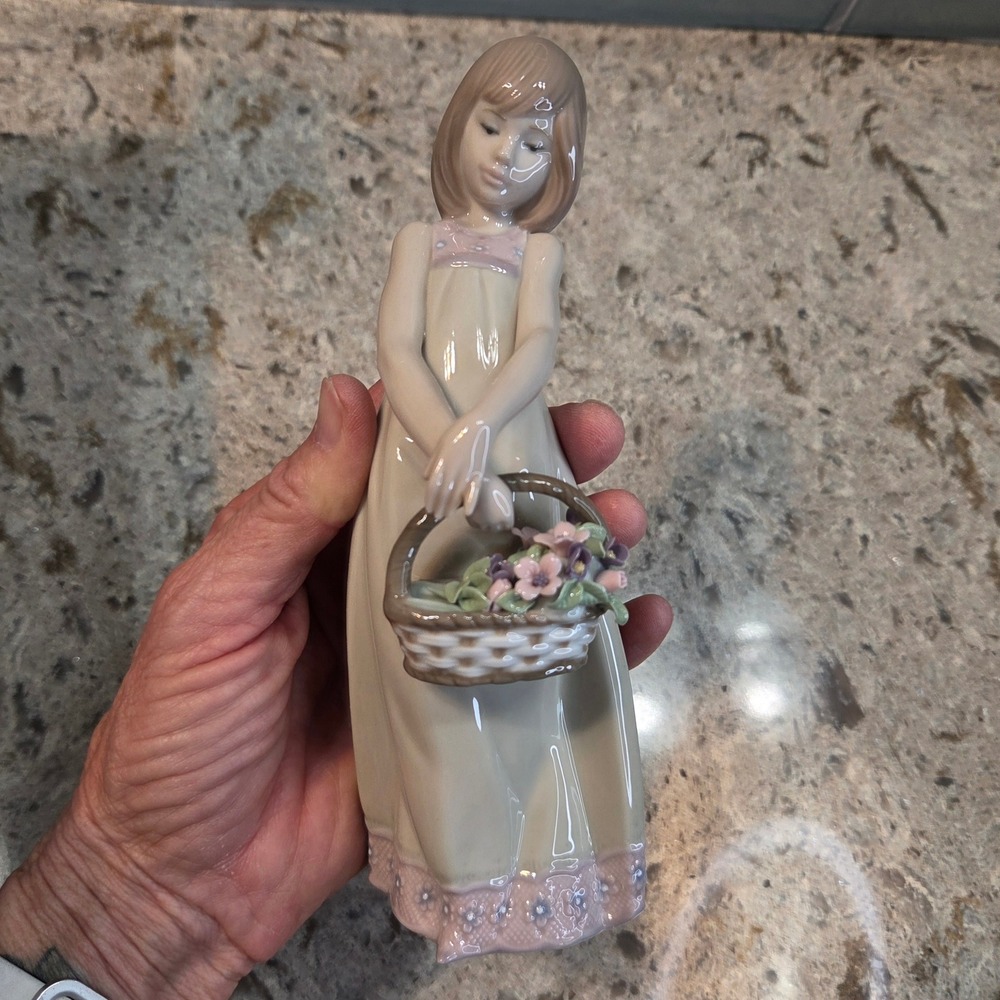 Vintage Lladro Floral Treasures Girl Flower Basket Figurine Boxed Collectible